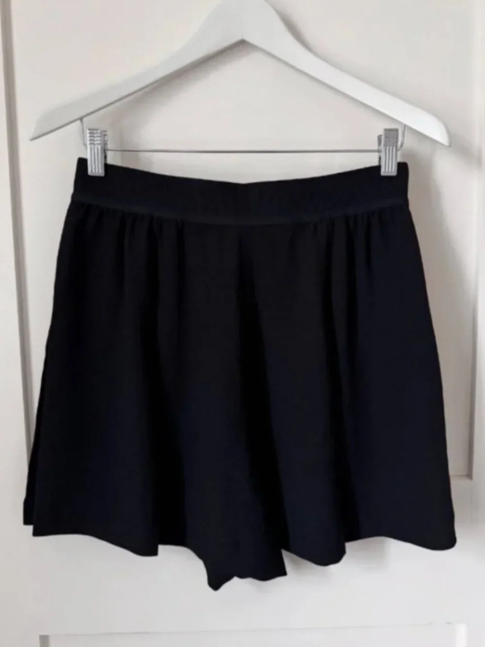 SPANX Crepe Pleated High Rise Pull On Shorts in Black Size Large